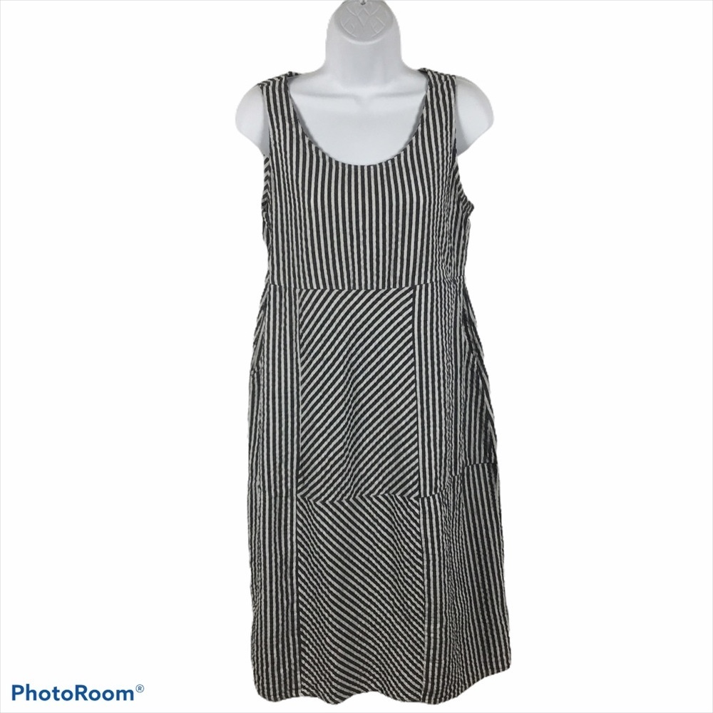 Tulip Seersucker Striped Dress - Picture 2 of 15
